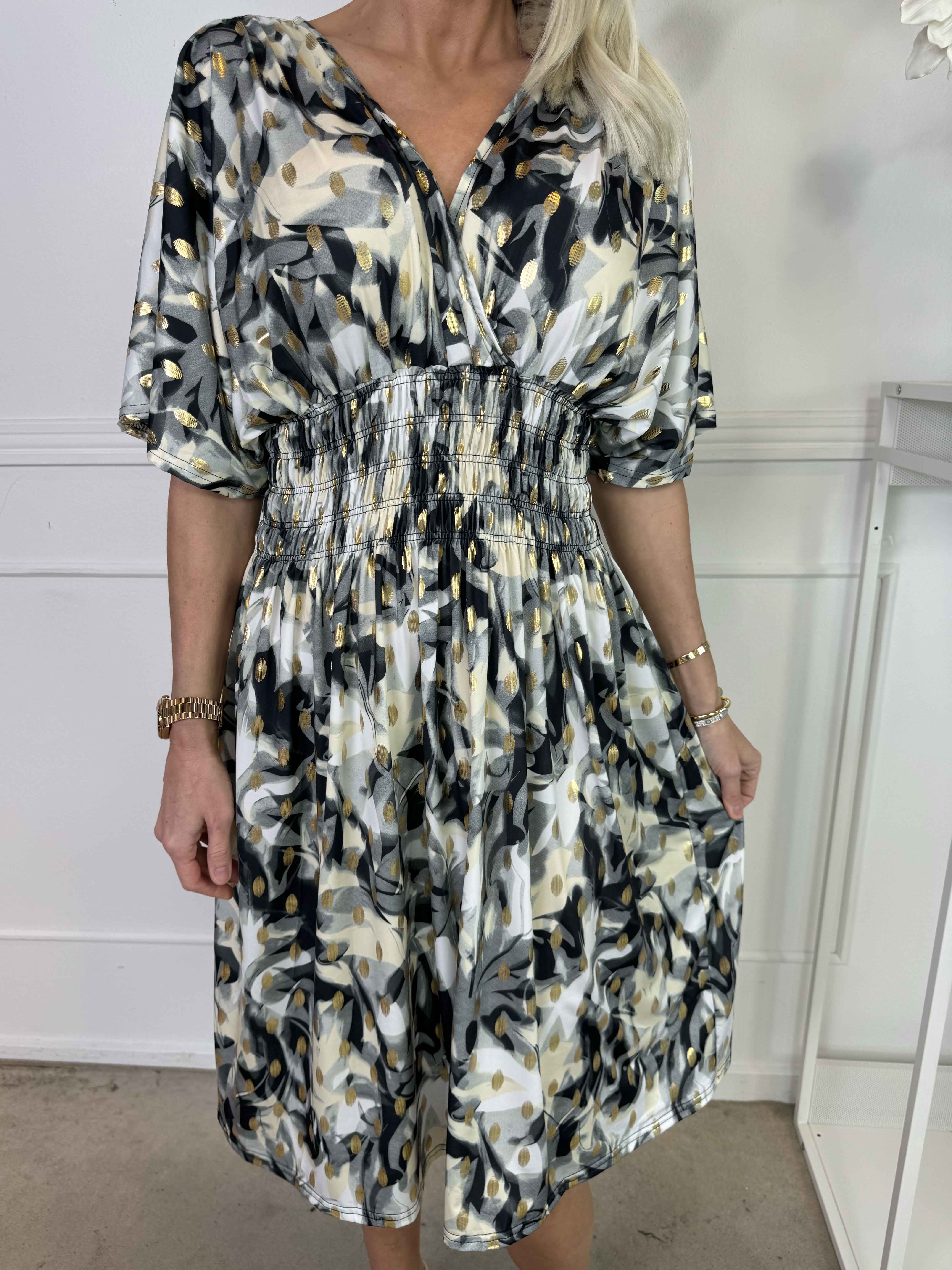 Pams Vacay Short - Mønstret elastisk kjole med smock i taljen